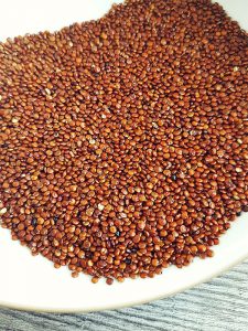 Rote Quinoa Körner in einer Schale